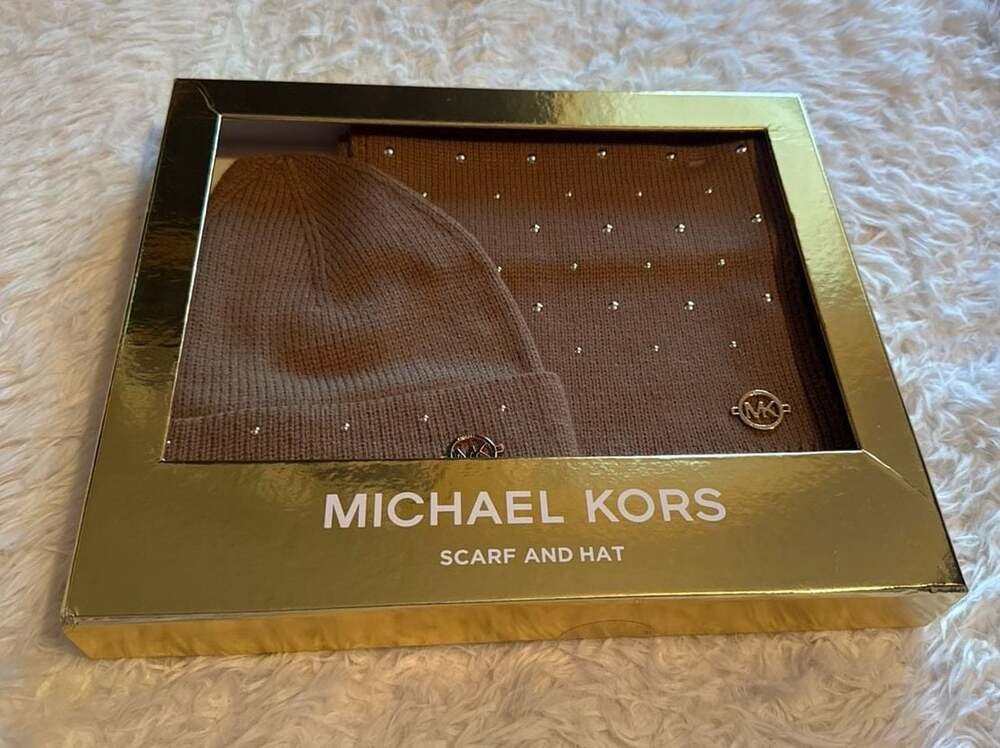 Michael Kors Women Ribbed Knit Scarf and Beanie Hat Boxed Gift Set Caramel Brown